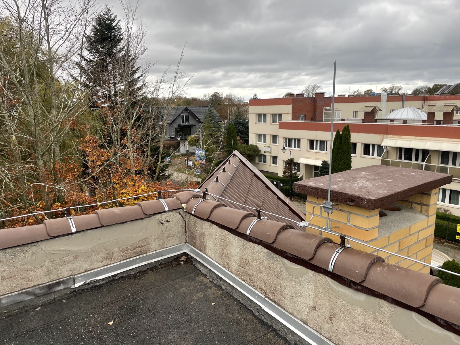 Instalacja odgromowa na dachu budynku